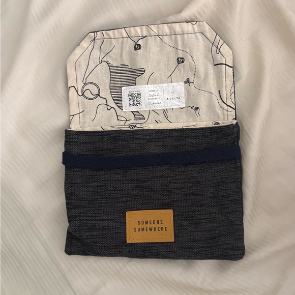 Delta One Black and Cream Fabric Amenity  Pouch - Picture 1 of 3